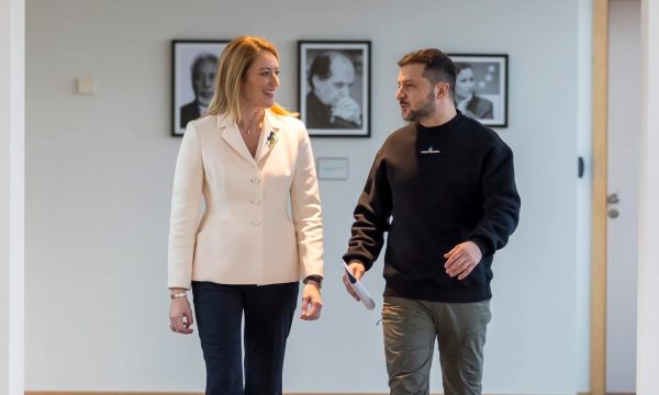 Fotografia e Rugovës në PE bëri bujë, Latifi tregon se edhe një shqiptar tjetër ka foto në këtë mur