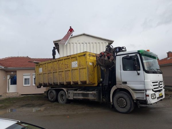 Podujevë: Largohen kontinjerët e banimit në Lagjen e Dëshmorëve (Pamje)