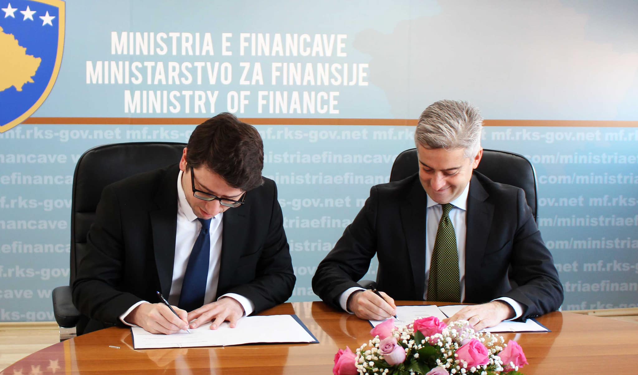 Nënshkruhet marrëveshja prej 38 milionë euro për rehabilitimin e rrjetit hekurudhor në Kosovë