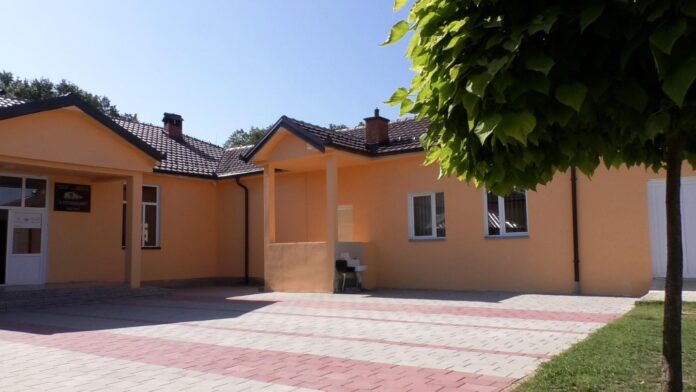 Mësimdhënësja nxjerr nxënësin nga dritarja gjatë orës mësimore