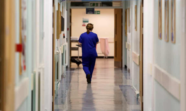 Rreth 700 infermierë kërkuan vërtetime për t’u larguar nga Kosova, 7 herë më shumë se më 2021