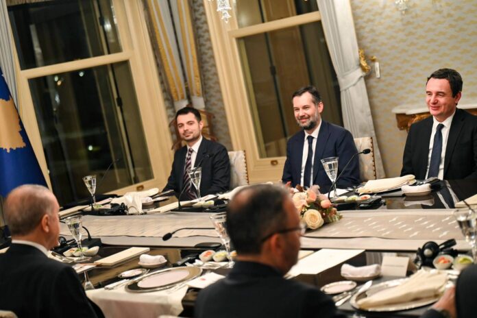 Kurti njofton për vizitën e tij në Stamboll, ndan fotografi nga takimi me Erdoganin