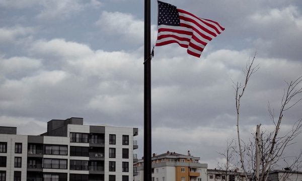 Edhe ambasada amerikane ul në gjysmështizë flamurin në nderim të viktimave në Turqi e Siri