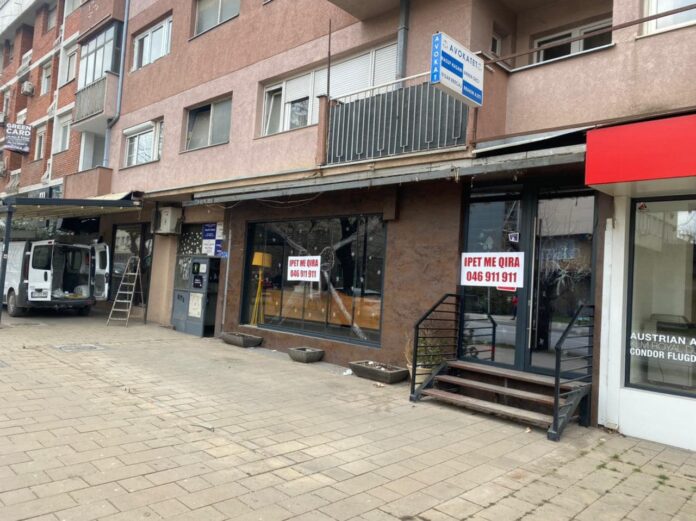 Inspekcioni largon terrasat e lokaleve në rrugën “Luan Haradinaj” në kryqytet