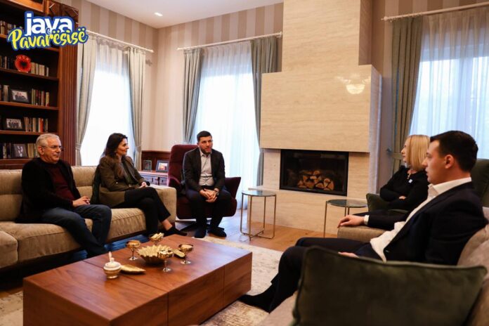Memli Krasniqi uron Pavarësinë, viziton familjet e ish-krerëve të UÇK-së të cilët ndodhen në Hagë