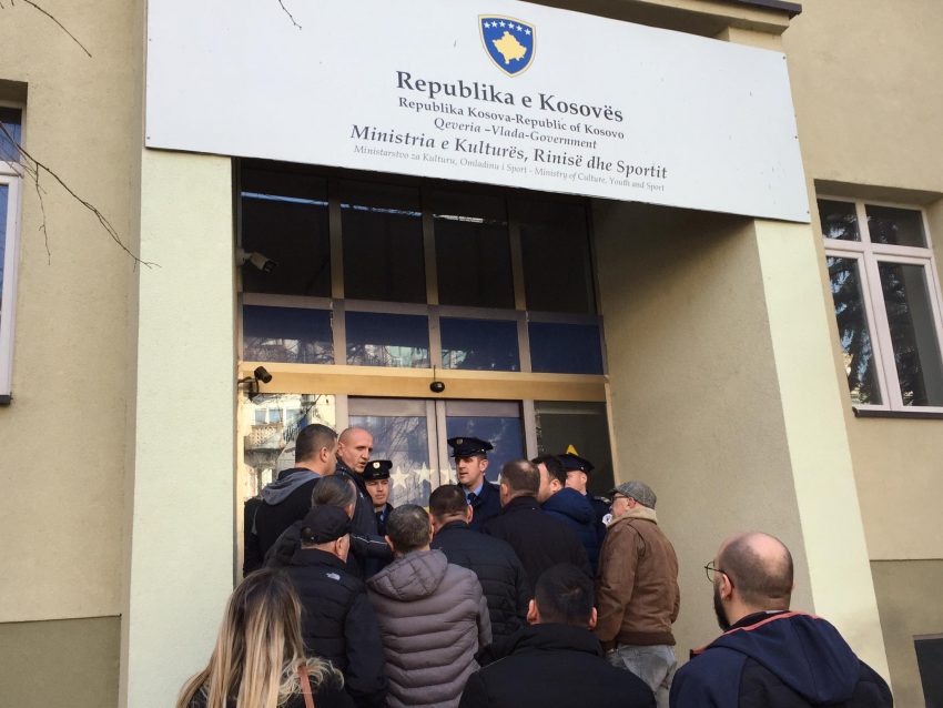 Protestojnë klubet e Notit/ Ndalohen nga Policia, tentuan të futën brenda MKRS-së