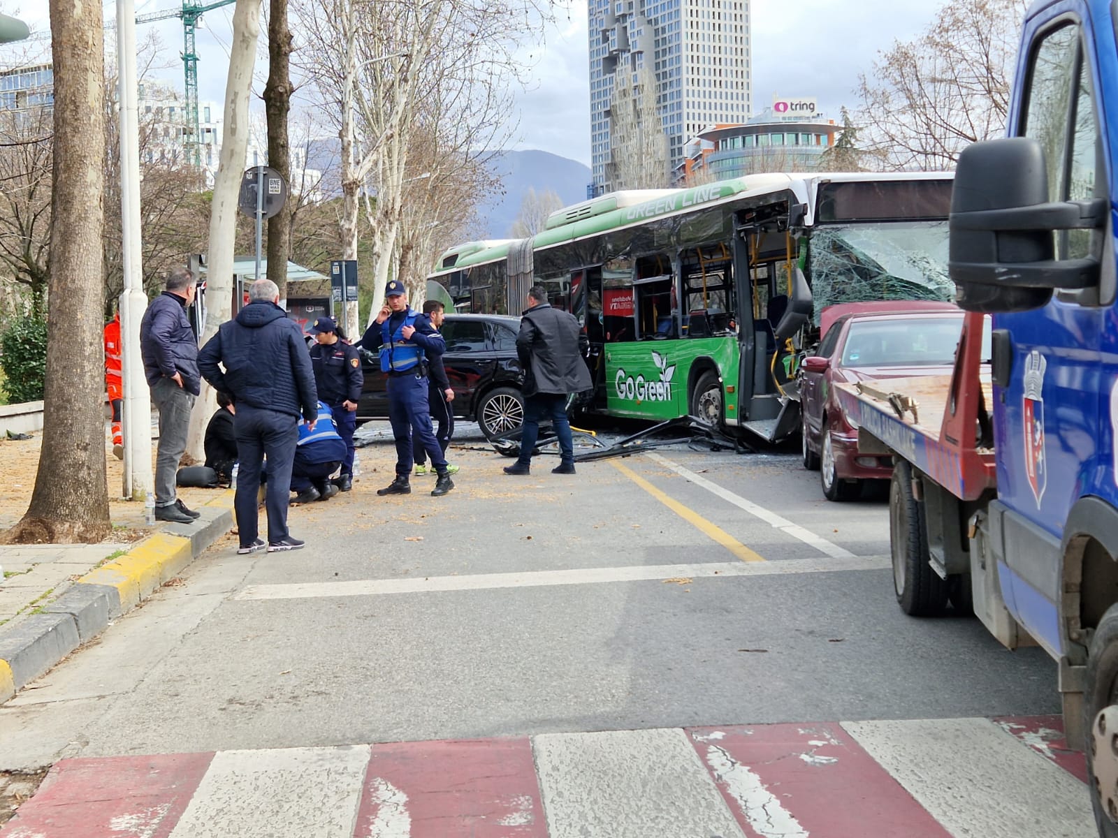 Aksidentohet urbani në Tiranë, përplaset me disa makina të tjera! Tre të plagosur