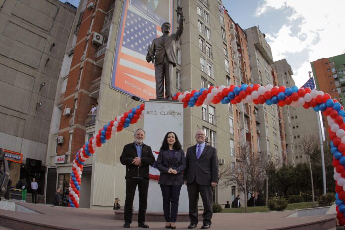“Kosova dhe SHBA-të kanë lidhje të forta e të pathyeshme”, Osmani dhe Hovenier shënojnë Ditën e Presidentit te statuja e Bill Clinton
