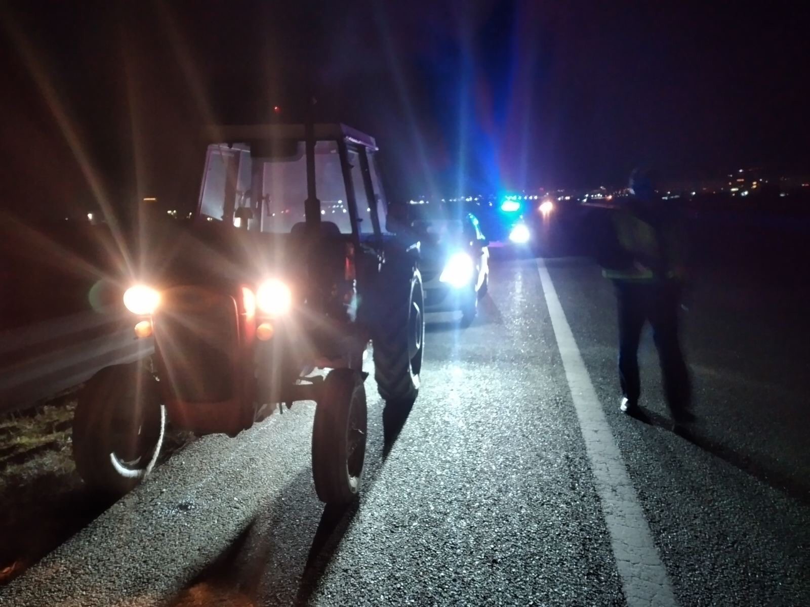Me traktor futet në autostradë, intervenon policia