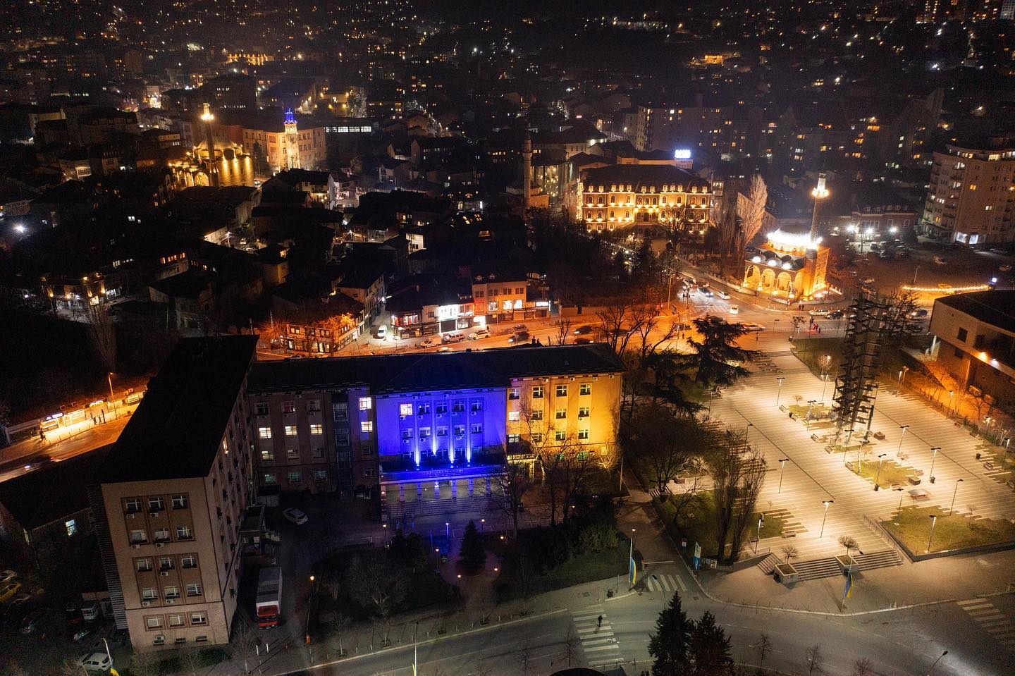 Prishtina nderon Ukrainën me ngjyrat verdhë e kaltër, Përparim Rama: “Jemi me ju”