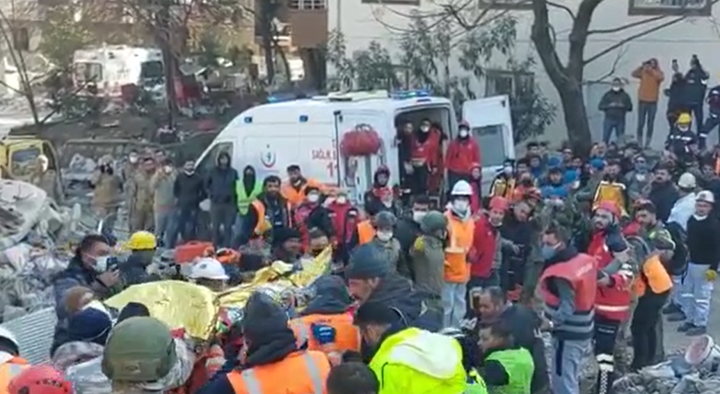 Vullnetarët nga Kosova nxjerrin të gjallë 26-vjeçaren në Turqi 9 ditë pas tërmetit