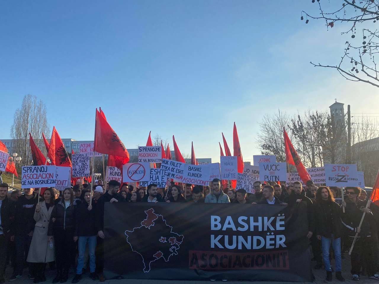 Fillon protesta studentore kundër Asociacionit