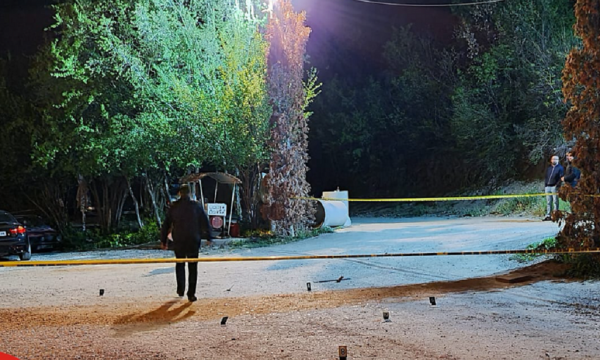 Vrasja e rëndë në Klinë me qëllim hakmarrjen për 300 euro borxh, deklarohen të pafajshëm gjashtë të akuzuarit