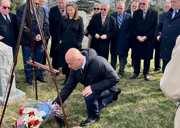 Ramush Haradinaj dhe Jim Xhema nderojnë senatorin Bob Dole