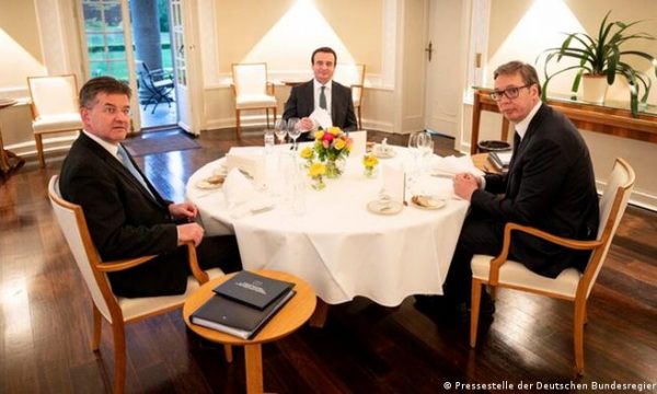 Analistët japin mendimet se si mund të përmbyllet marrëveshja Kosovë-Serbi