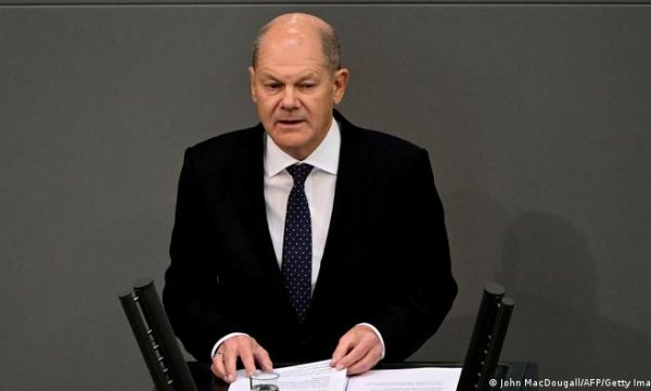 Scholz: Po na dëmton unitetin gara për dërgim të armëve në Ukrainë