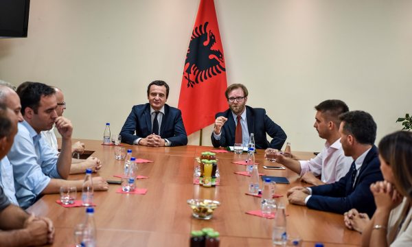 Përplasja për mostrat e vjedhura të Deharit, Abazi i kërkon ballafaqim publik Kurtit