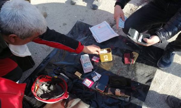 Çka ndodh me paratë dhe gjërat e vlefshme të gjetura nën rrënojat e tërmetit në Turqi