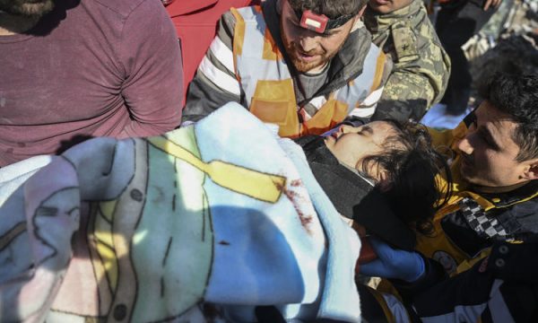 103 orë pas tërmetit, trevjeçarja shpëtohet e gjallë nga rrënojat në Turqi