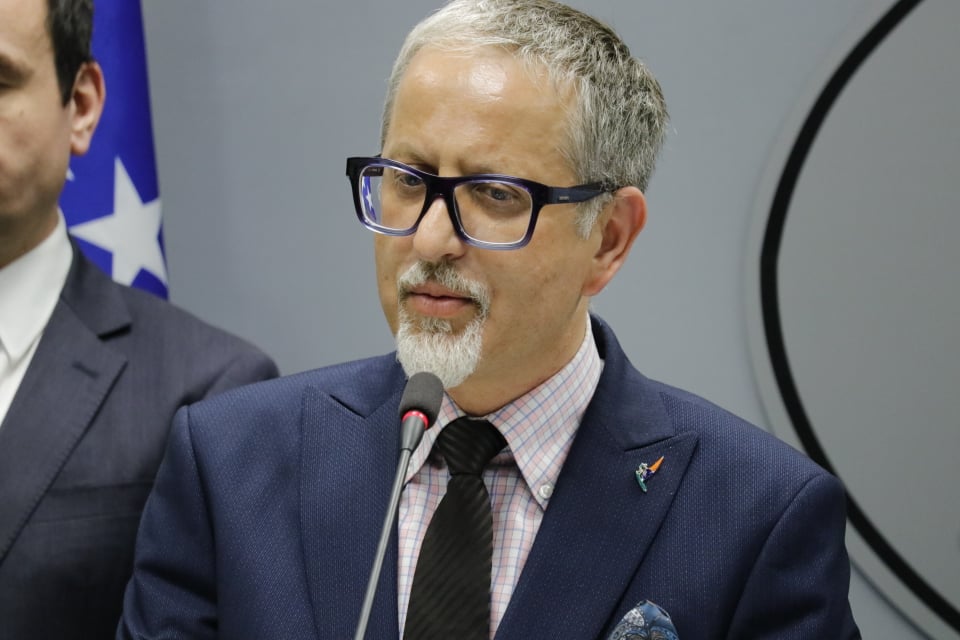 Vitia: Specialistët që punojnë vetëm në sektorin publik do të stimulohen me shtesë në pagë