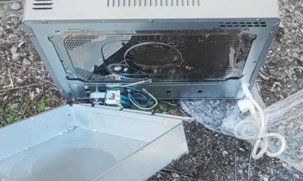 Fshehën 2 kg kokainë në mikrovalë, në pranga babë e bir dhe bashkëpunëtorja shqiptare