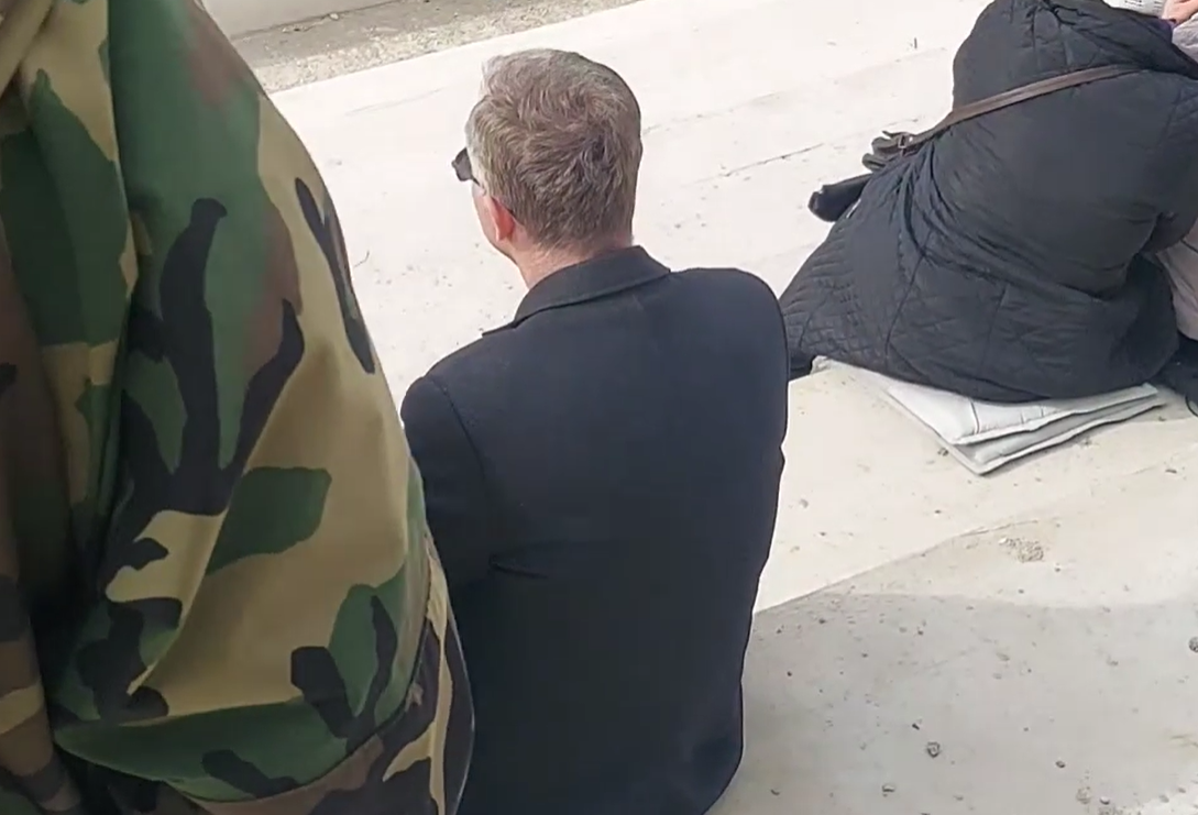 Bislimi injoron himnet e Kosovës dhe Gjermanisë, s’ngritet në këmbë gjatë intonimit – VIDEO