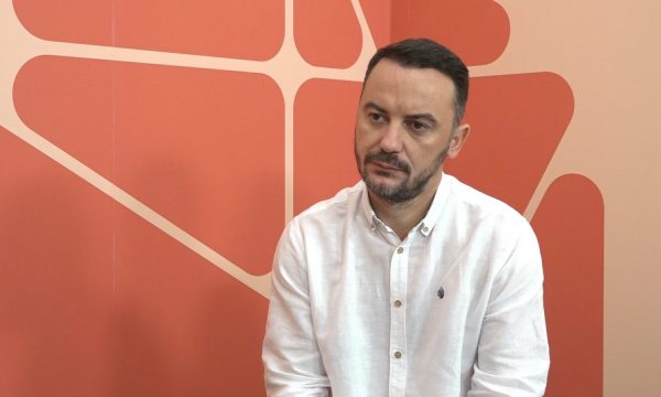 Kurti po negocion në Bruksel, Molliqaj bën thirrje për protestë kundër Qeverisë dhe Asociacionit