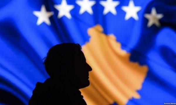 A e dini se autori që e ka dizajnuar flamurin e Kosovës ka qenë ushtar i UÇK-së?