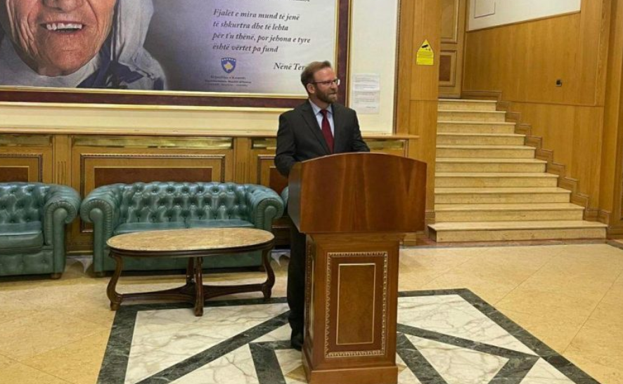 Abazi pretendon se ka incizime që dëshmojnë kush i zhduki mostrat e Astrit Deharit, fton Prokurorinë ta intervistojë Kurtin