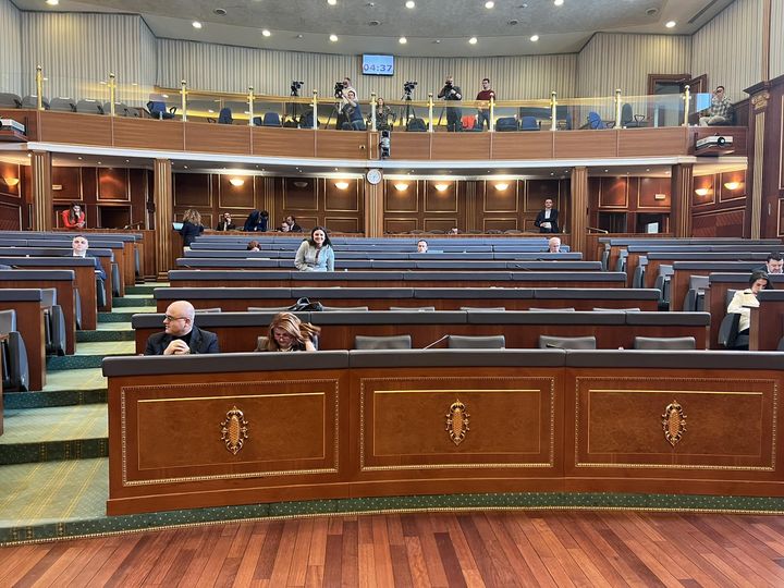 Zemaj publikon foto nga seanca, tregon se për cilën temë “zbrazet” Kuvendi