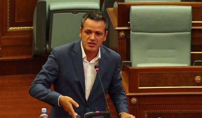 Flamuri, bashkimi kombëtar, pavarësia e Kosovës – Arben Gashi ia numëron ndryshimet e fjalëve Kurtit