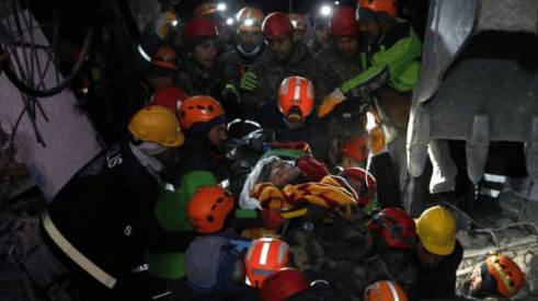 Tjetër mrekulli: Një grua shtatzënë me vajzën e saj shpëtohen pas 115 orësh në rrënoja