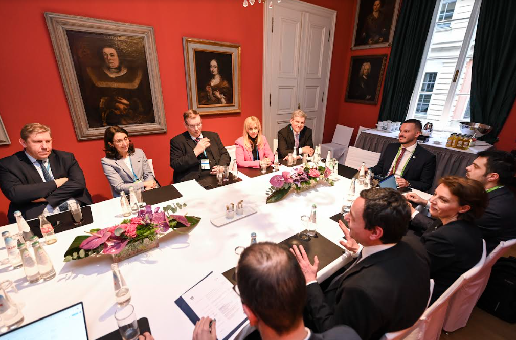 Kurti takohet me disa deputetë të Bundestagut, flasin për propozimin franko-gjerman