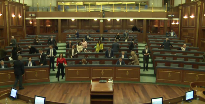 Me kërkesë të opozitës e në mungesë të Kurtit, shtyhet seanca e kuvendit