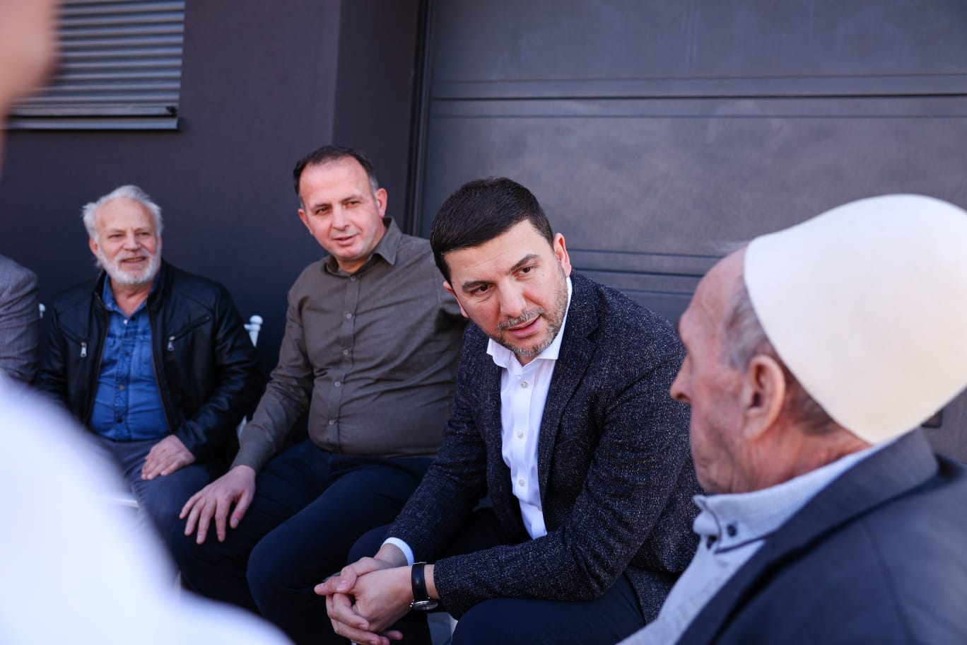 Krasniqi në Gjilan takon prindërit e të rinjve që po largohen nga Kosova: Janë të zhgënjyer me qeverisjen pa vizion