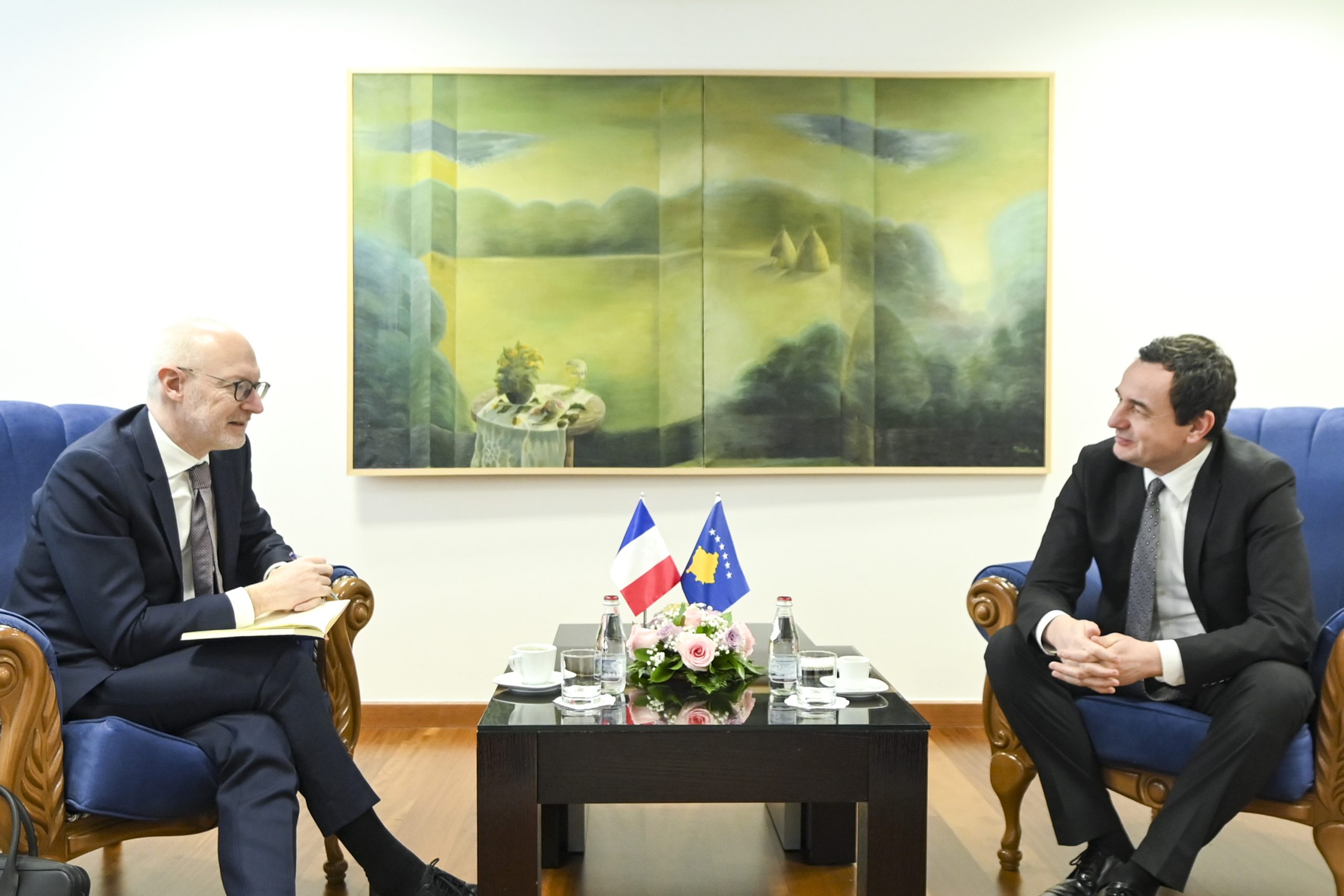 Kurti takohet me ambasadorin francez: Kosova mbetet e përkushtuar dhe konstruktive në dialog
