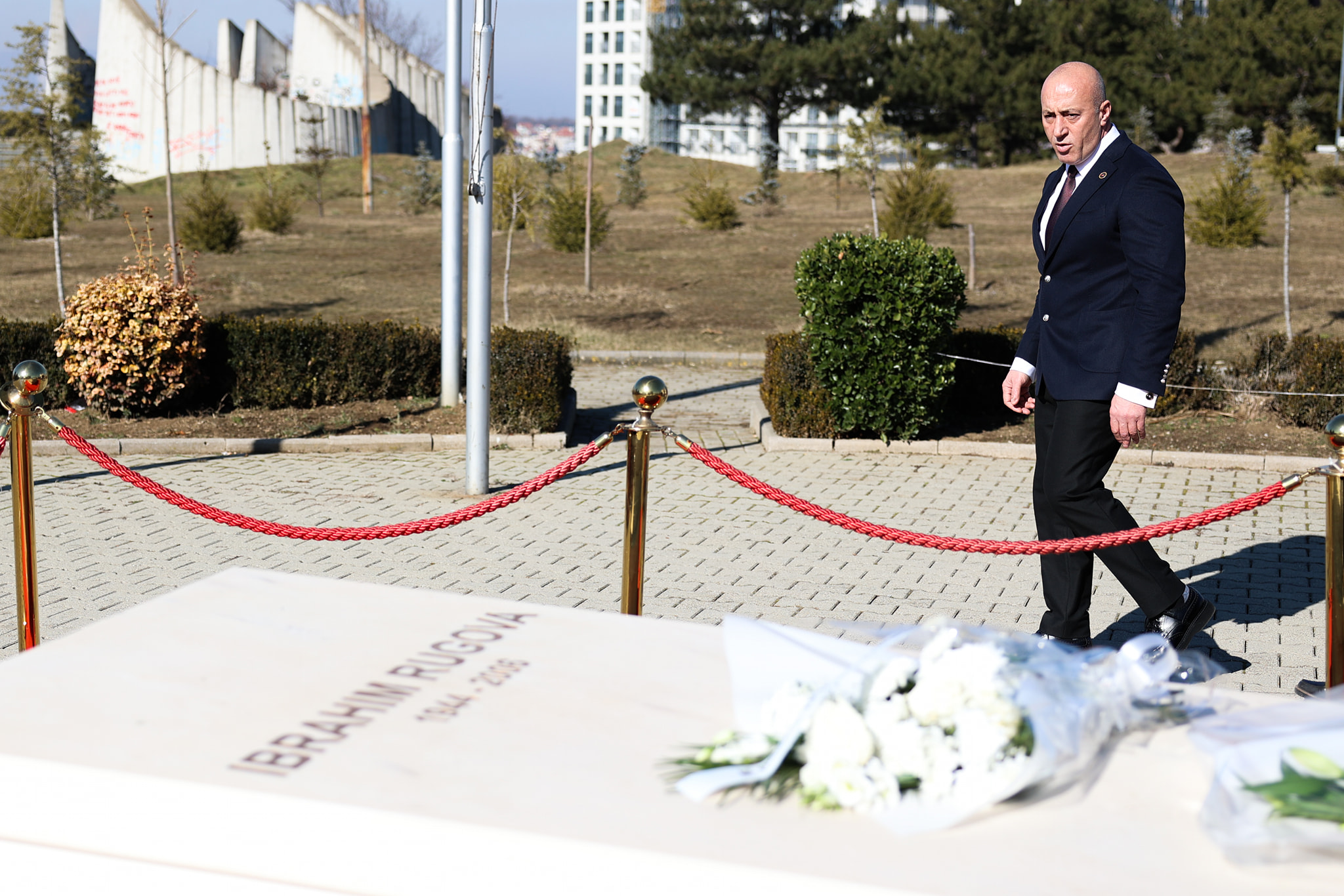 Haradinaj te varri i Rugovës: Përjetësisht nderim për gjithë ata që kontribuuan ta gëzojmë këtë ditë