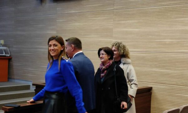 Albulena Haxhiu i kërkon prokurorit të tërhiqet nga aktakuza për gazin lotsjellës: Dorëzohu, s’është vonë