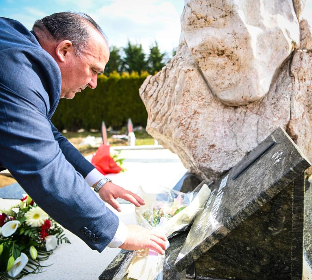 Kryetari Bulliqi bene homazhe tek varri i Besnik Restelices