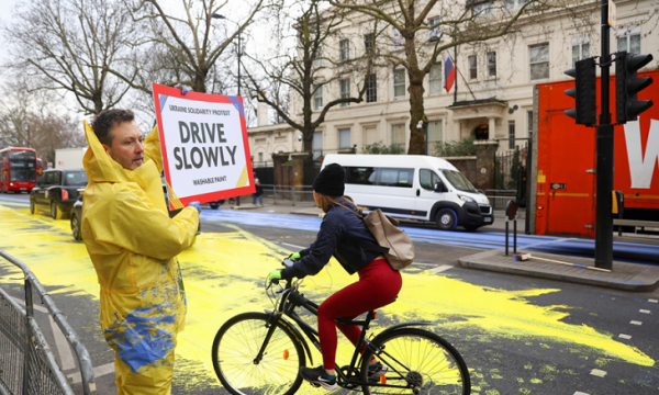 Londinezët lyejnë me ngjyrat e flamurit të Ukrainës rrugën jashtë ambasadës ruse