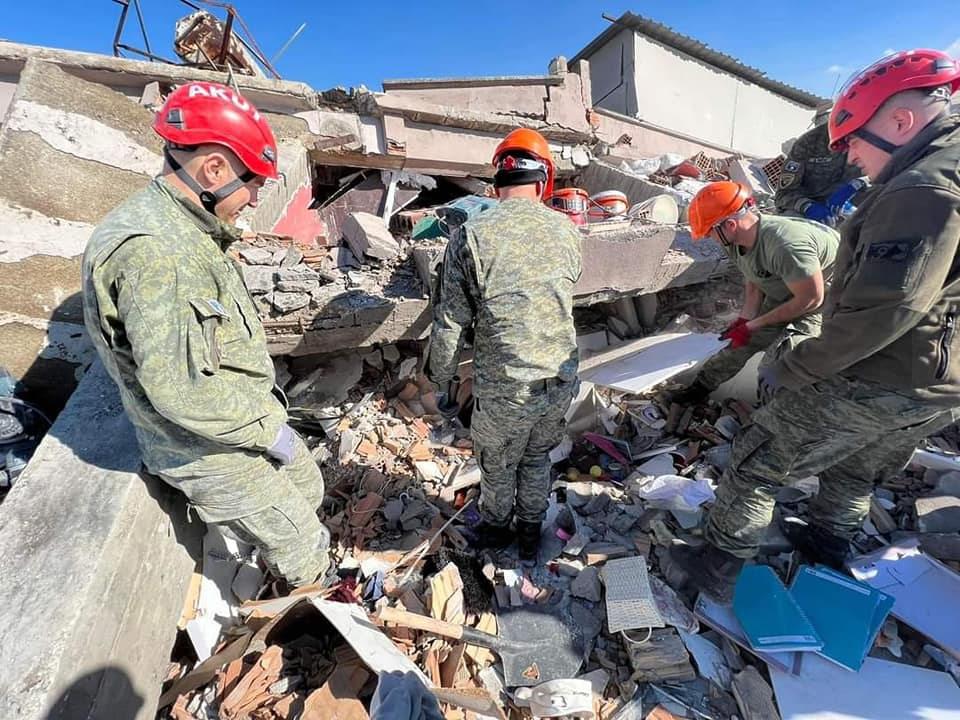 Pas shumë përpjekjeve, FSK nxjerr të gjallë edhe nënën e fëmijës që e shpëtoi në Turqi