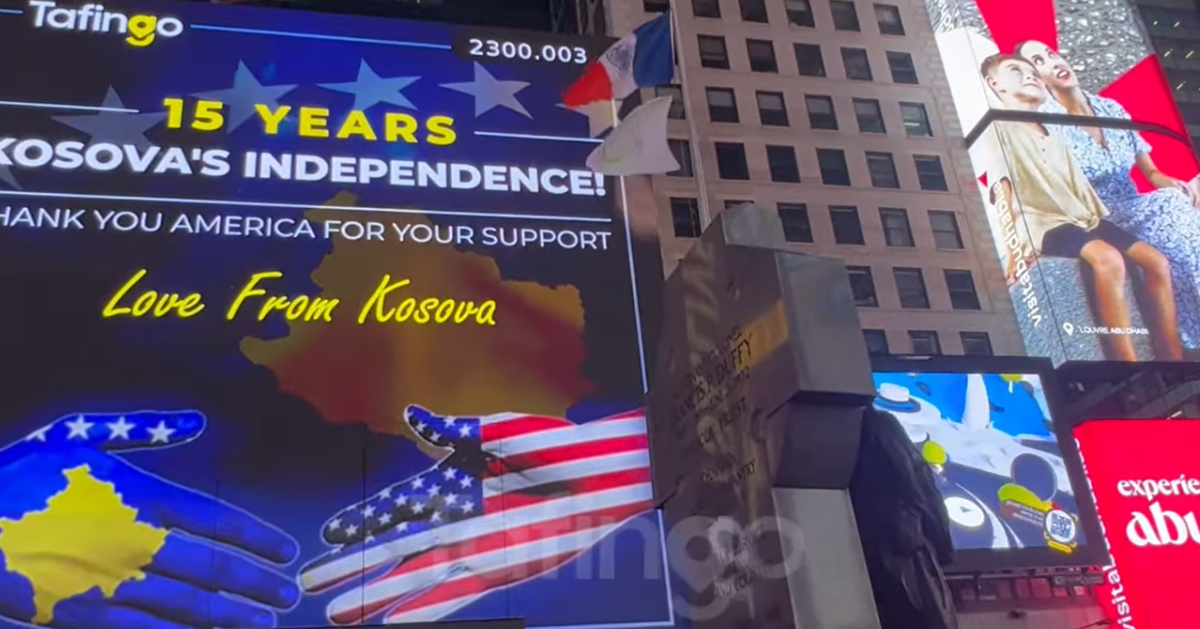 Flamuri i Kosovës valon në Times Square