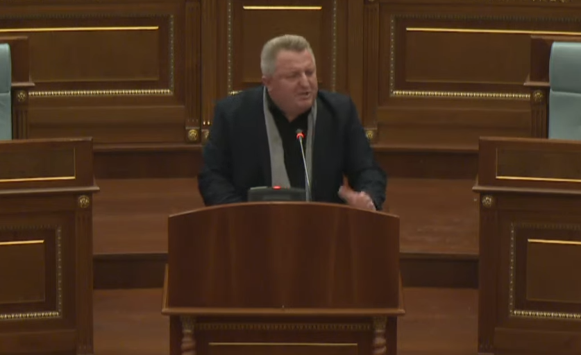 Berisha flet për vëllezërit Dehari – ministrja Haxhiu dhe deputetët e VV-së godasin tavolinat