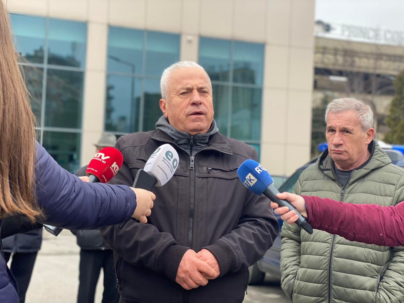 Ish-punëtorët e Rilindjes në protestë, kërkojnë t’iu paguhet 20% dhe t’u njihet përvoja e punës