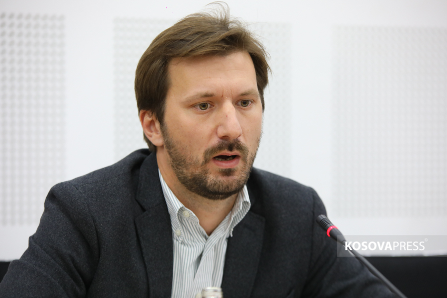 Nushi e krahason Kurtin me studentët e vitit të parë