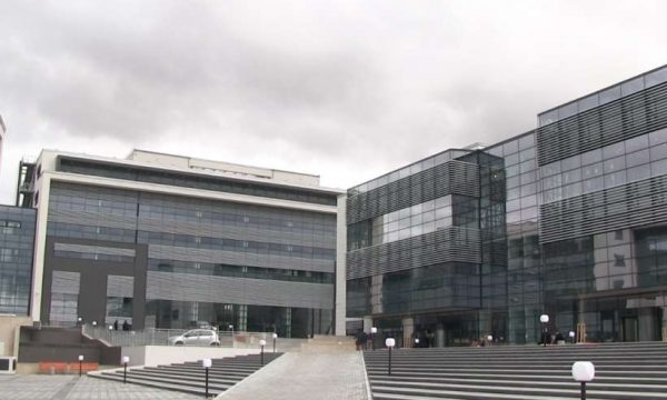 Vrasja me thikë në Fushë-Kosovë, deklarohet Prokuroria