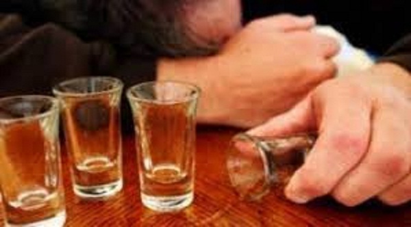 I riu në gjendje të dehur sulmon dhe kërcënon familjarët, njerkës i kapet dhe ia kërkon trashëgiminë