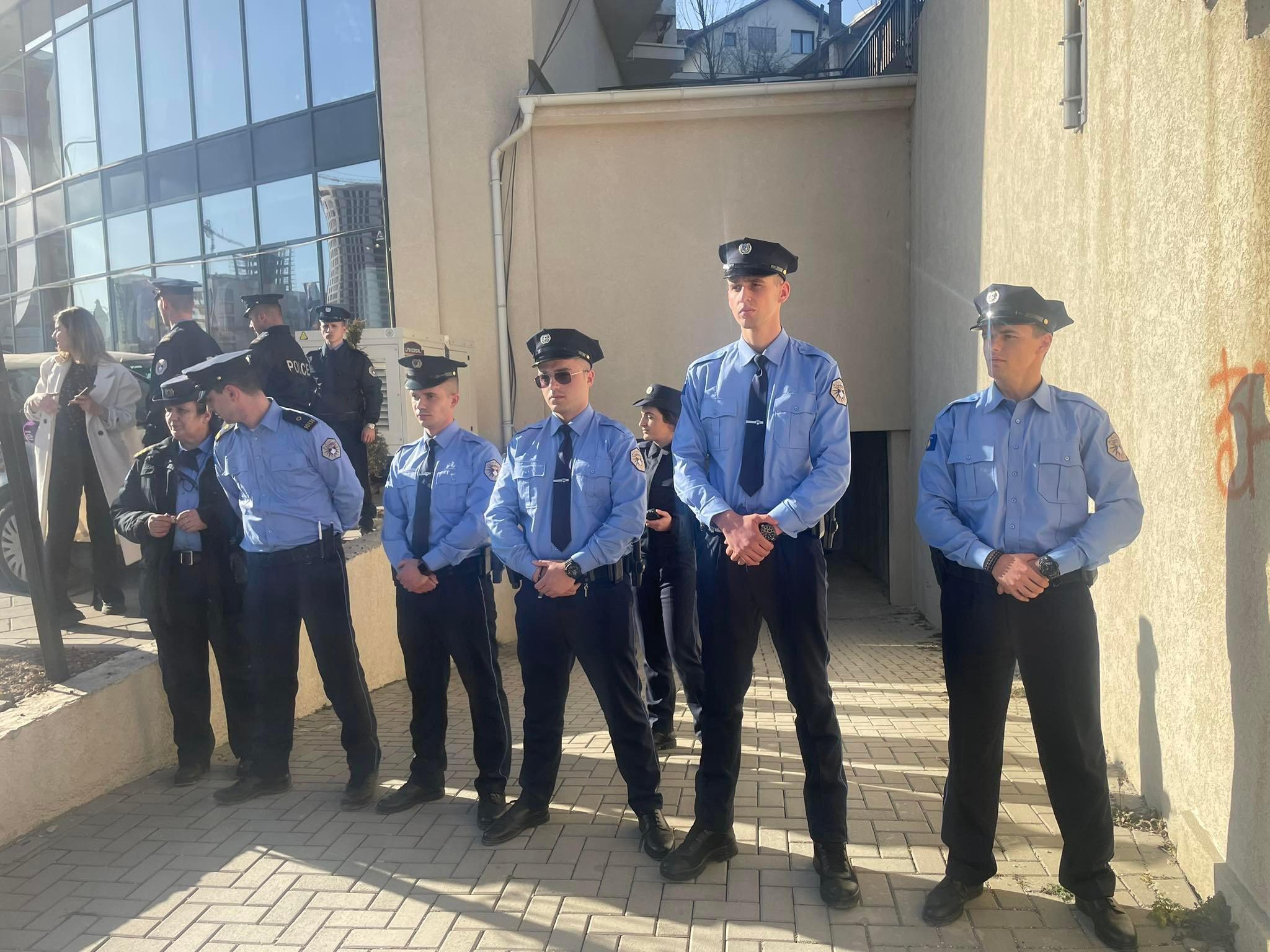 Forca të shtuara të Policisë te banesa e Behramajt – Bllokohet parkingu