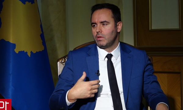 “Ka momente që e shtrëngoj karrigen”, Konjufca tregon kur mezi mbahet që të mos futet në debate në Kuvend