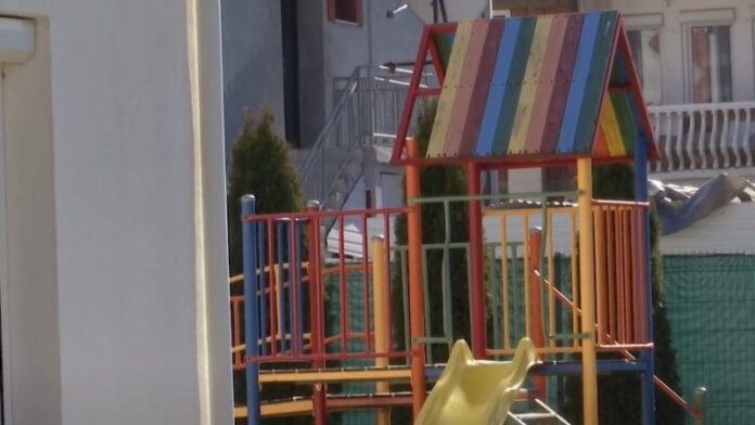 Pushohet nga puna edukatorja që goditi me shuplakë 5-vjeçarin në çerdhe